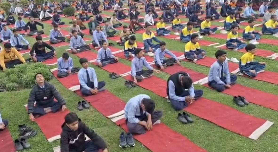 Srinagar, Vulur Lake, Students Perform Yoga