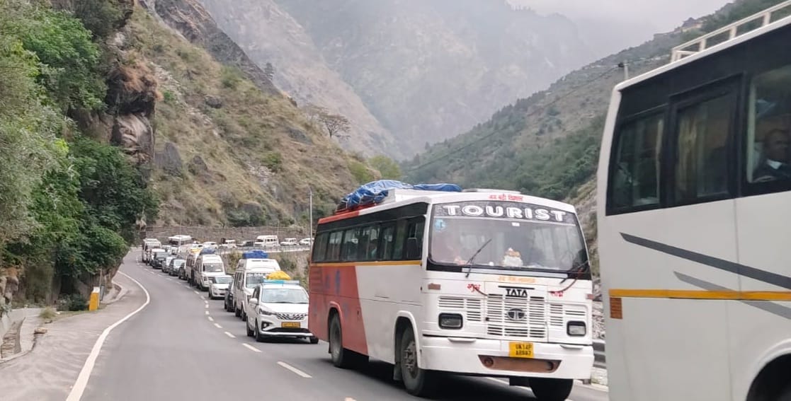 A kilometer long traffic jam occurred between Jyotirmath and Marwari, leaving travel vehicles stranded for two hours.