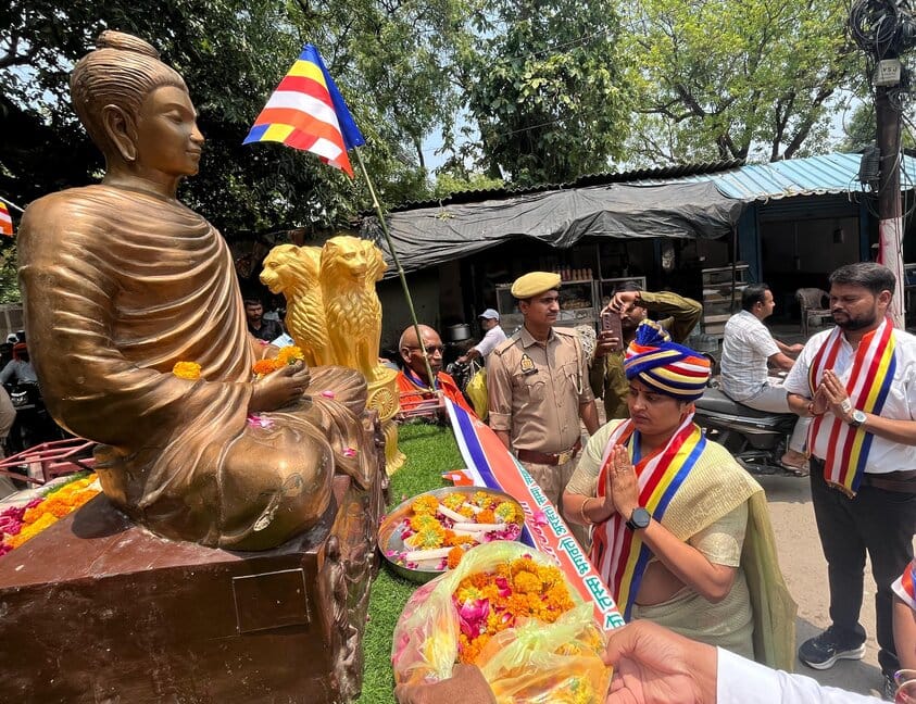 बुद्ध पूर्णिमा पर गौतम बुद्ध की प्रतिमा पर पुष्प अर्पित कर नमन करतीं राज्य महिला आयोग की सदस्