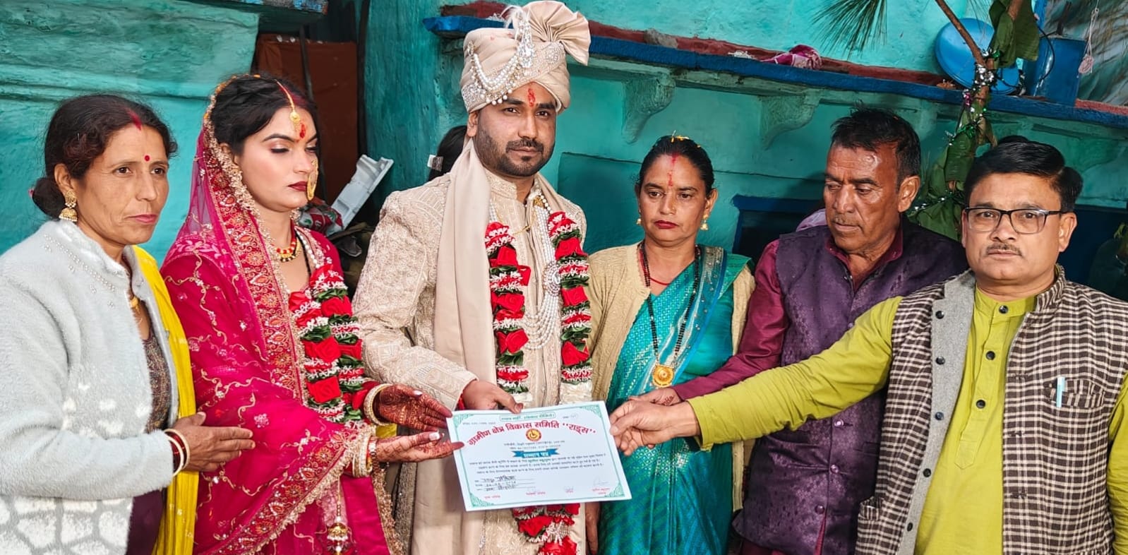 चंबा सौंदकोटी गांव में नशा मुक्त शादी करने पर नवदंपति को प्रमाणपत्र देकर सम्मानित करते। स्रोत ज