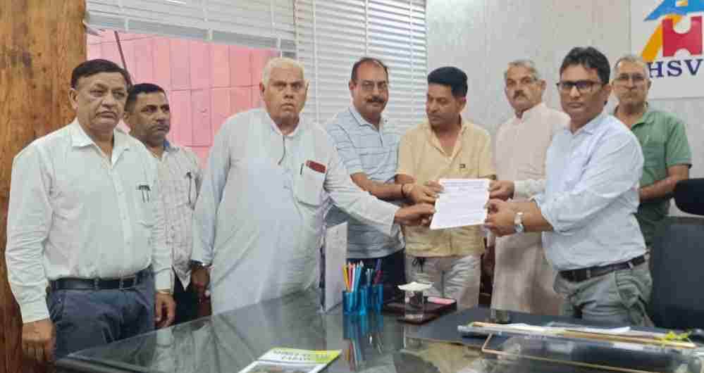 एचएसवीपी कार्यालय में एसई पवन कुमार वर्मा को ज्ञापन सौंपते पीएलए निवासी।