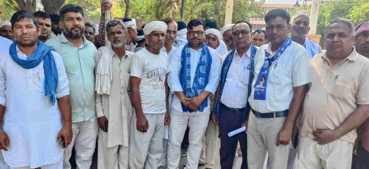 एसपी से मिलने के लिए जाते बसपा का प्रतिनिधिमंडल। साथ में अनिल के परिजन।