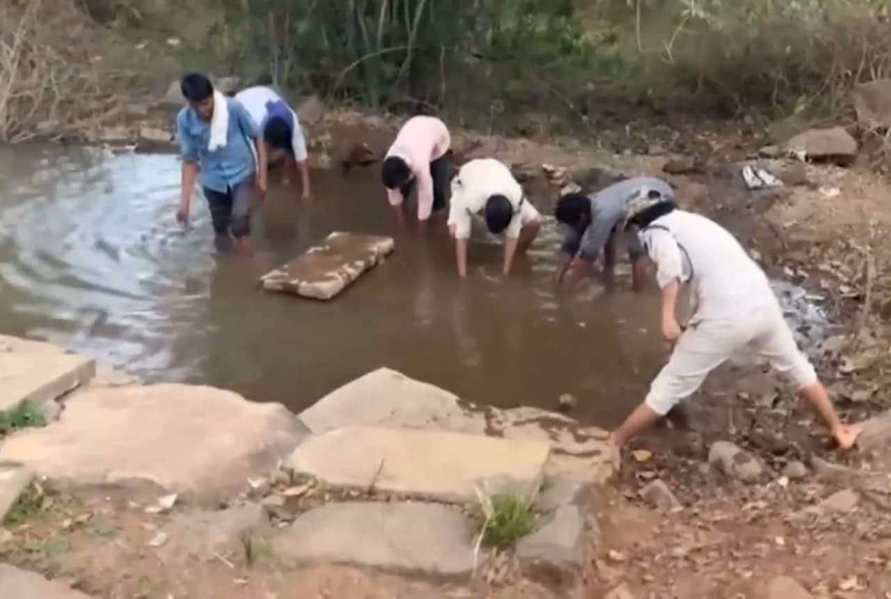 फोटो - 04 जंगल में गड्ढे खोदते वन कर्मी। स्त्रोत : विभाग