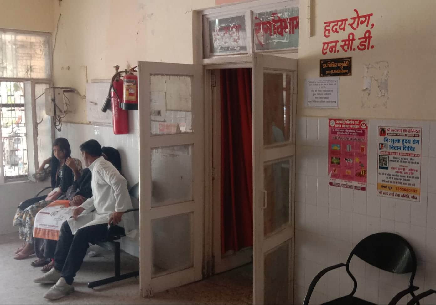 फोटो - 18 जिला अस्पताल के हदय रोग विभाग के बाहर बैठे मरीज। संवाद