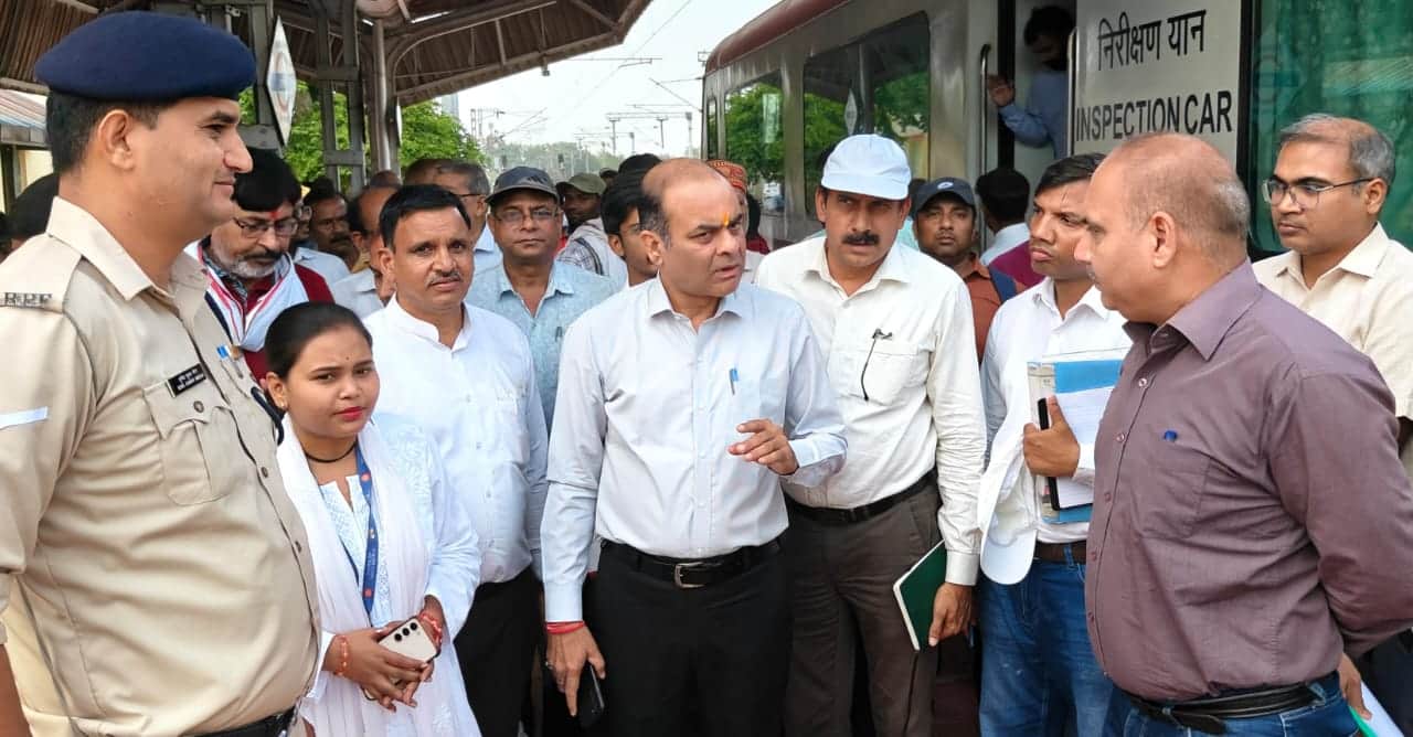 फोटो-25-कोंच रेलवे स्टेशन के निरीक्षण के दौरान अधिकारियों को फटकार लगाते डीआरएम अनिरुद्ध कुमार।