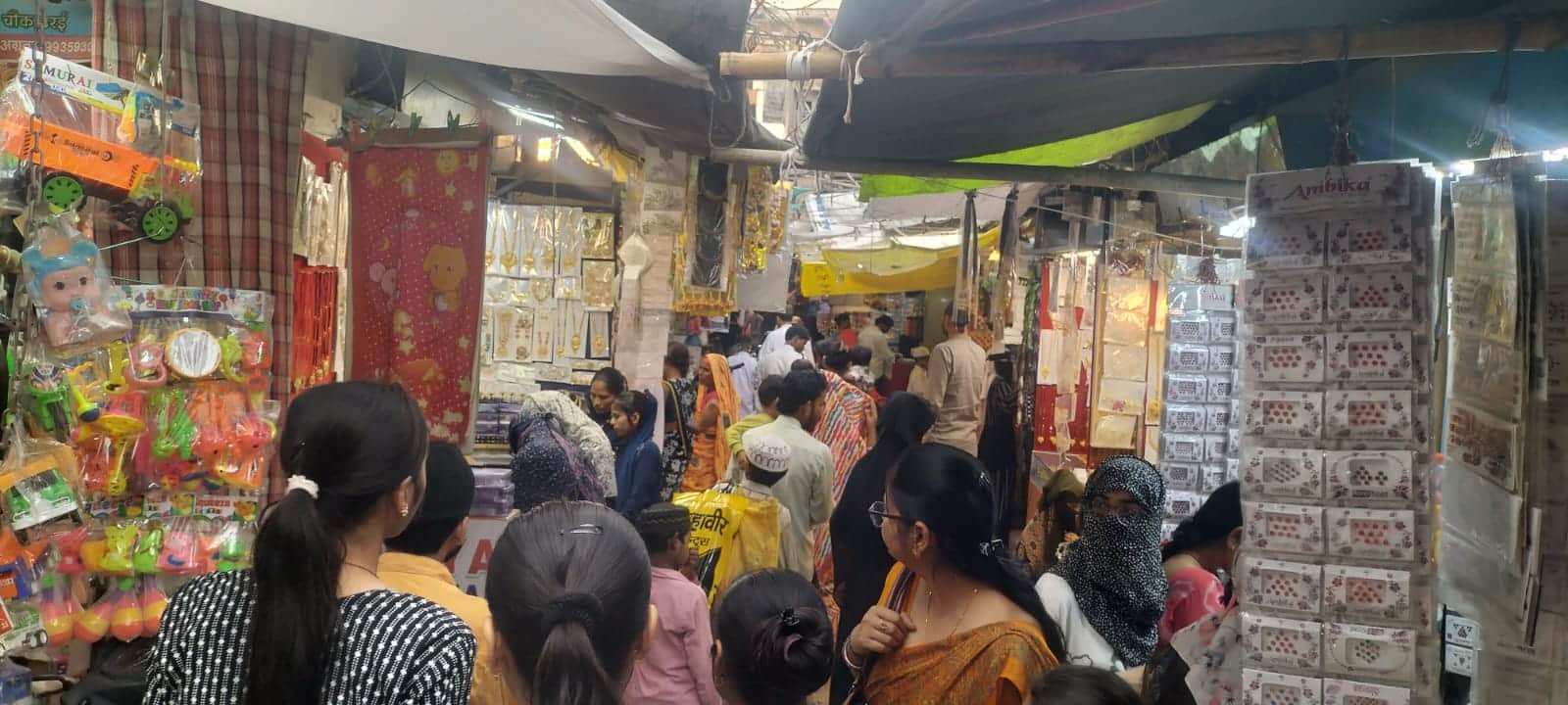 फोटो - 28 बाजार में खरीदारी करते लोग। संवाद