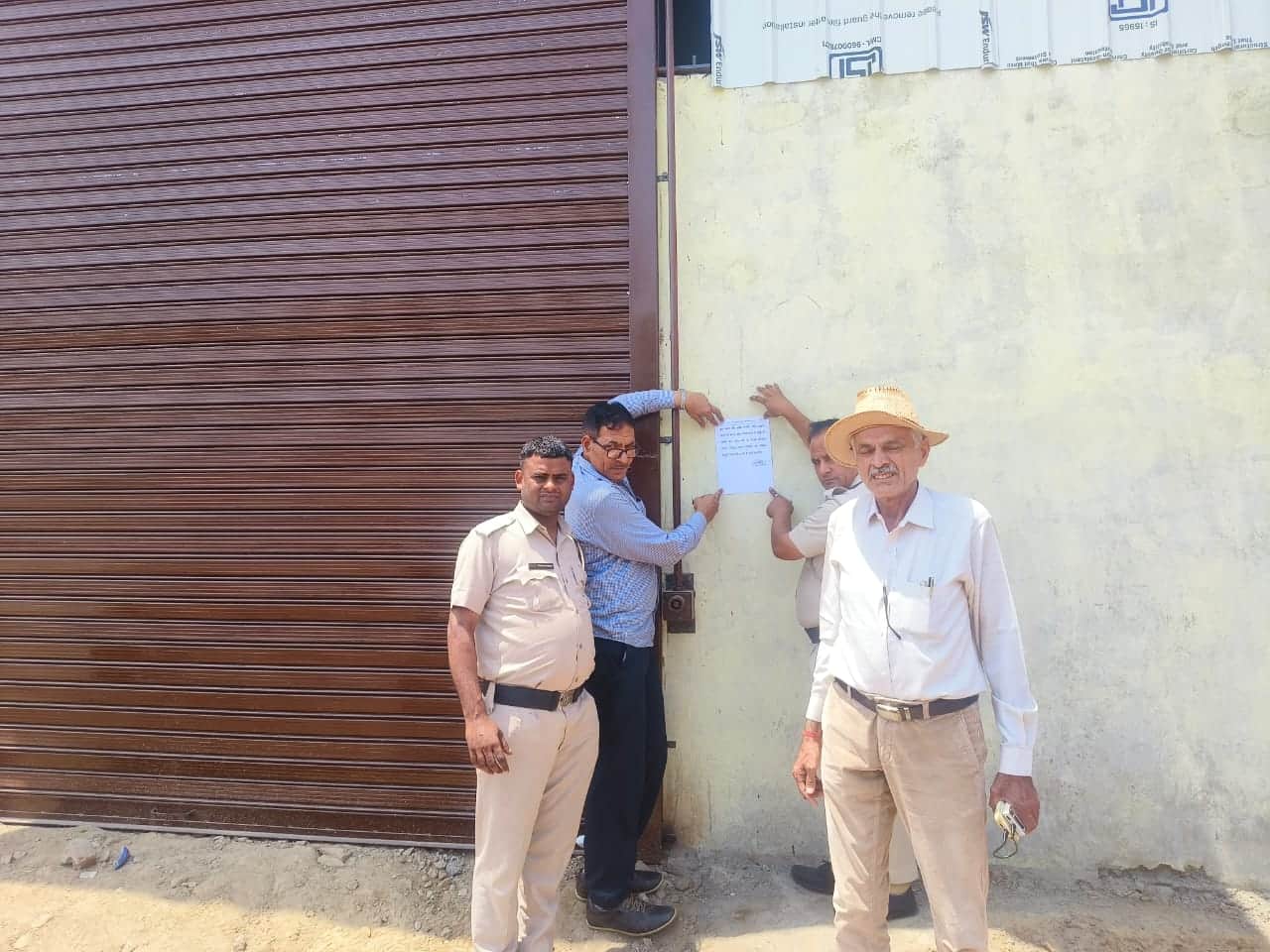 फोटो-54: बहादुरगढ़ में नजफगढ़ रोड पर अवैध रूप से बनाए जा रहे भवन को सील करते नगर परिषद के कर्मचार