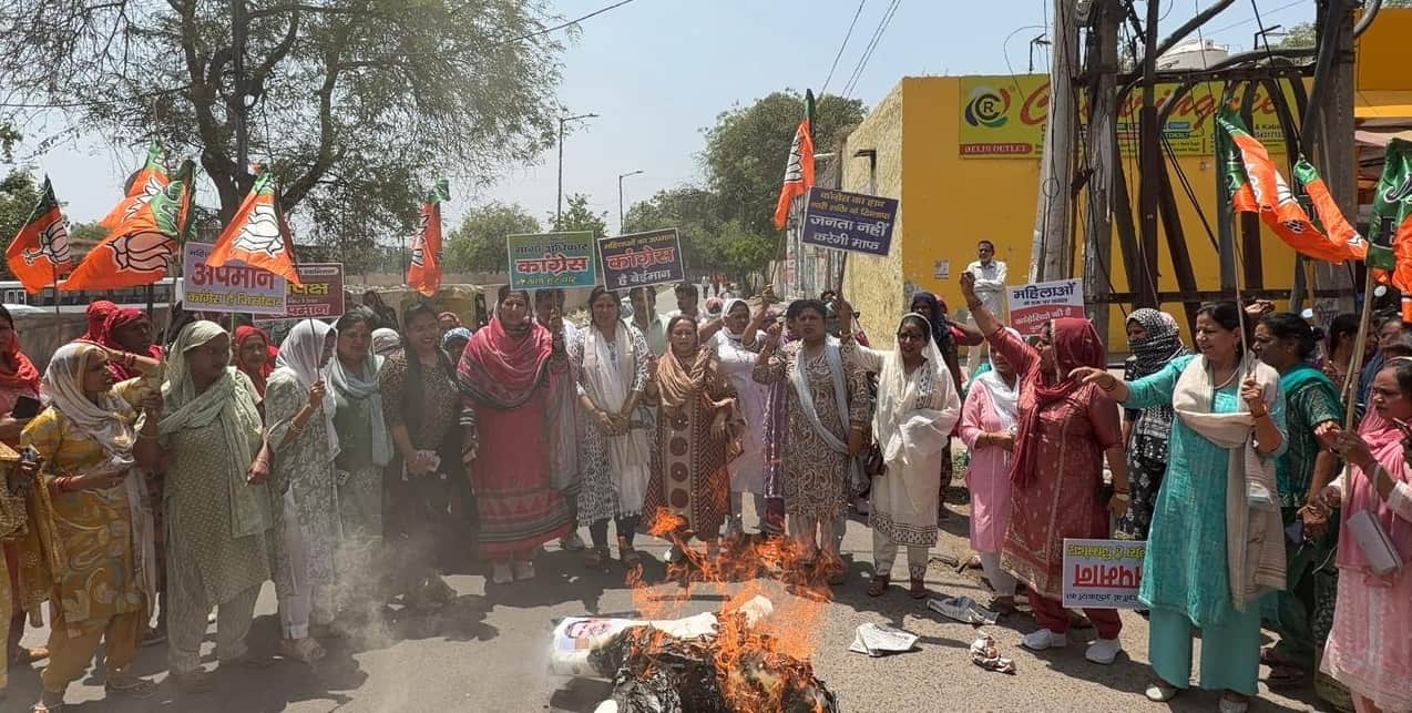 फोटो-55: बहादुरगढ़ में कांग्रेस और विपक्षी दल के नेताओं का पुतला फूंकती भाजपा महिला मोर्चा की पद