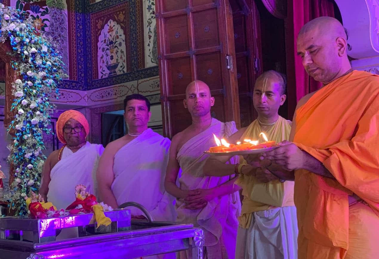 फोटो-59: बहादुरगढ़ के इस्कॉन मंदिर में भगवान नरसिंह की आरती उतारते श्रद्धालु। स्रोत मंदिर
