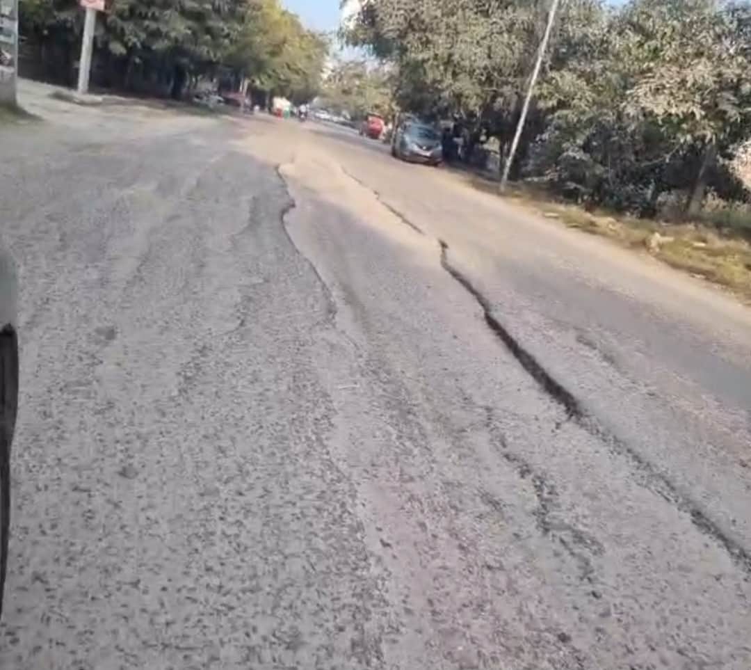 फोटो-60: बहादुरगढ़ के सेक्टर छह की जर्जर सड़क। संवाद