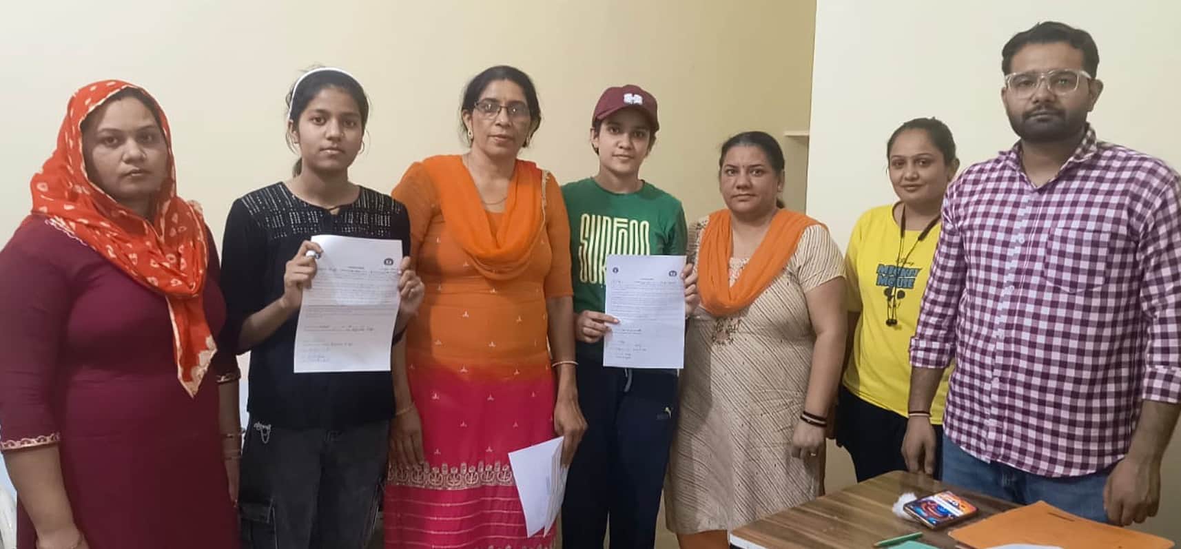 -फोटो 85 : टीकाकरण के बाद किशोरियों को प्रमाण पत्र देते डॉक्टर व अन्य स्वास्थ्यकर्मी। स्रोत स्व