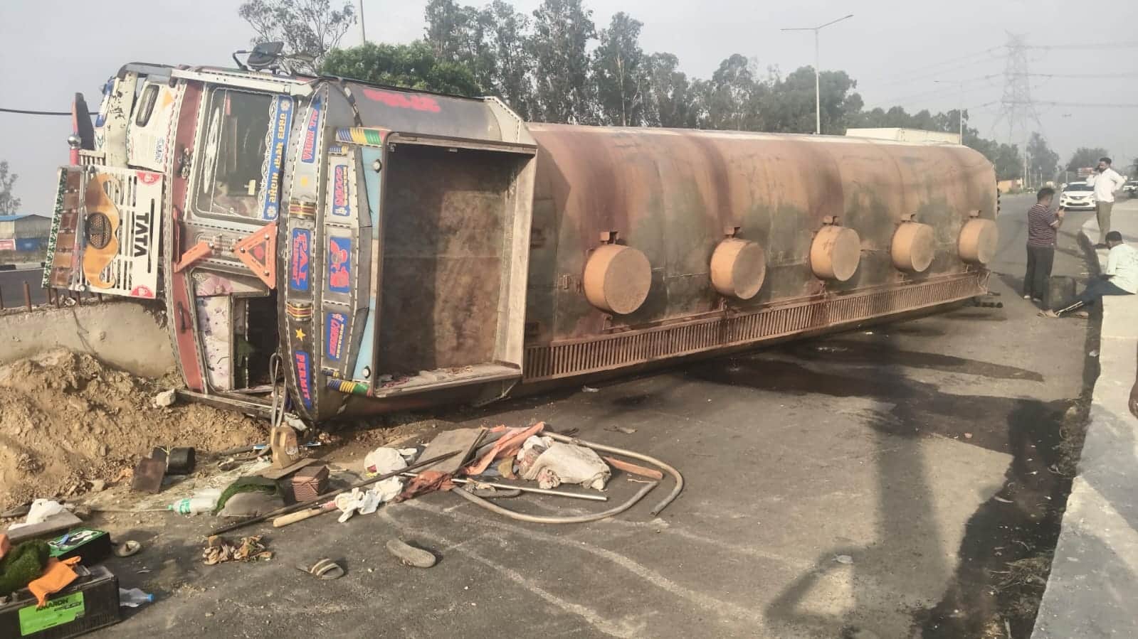 -फोटो 88 : रोहद बाईपास के नजदीक पलटा केमिकल से भरा टैंकर। स्रोत पुलिस