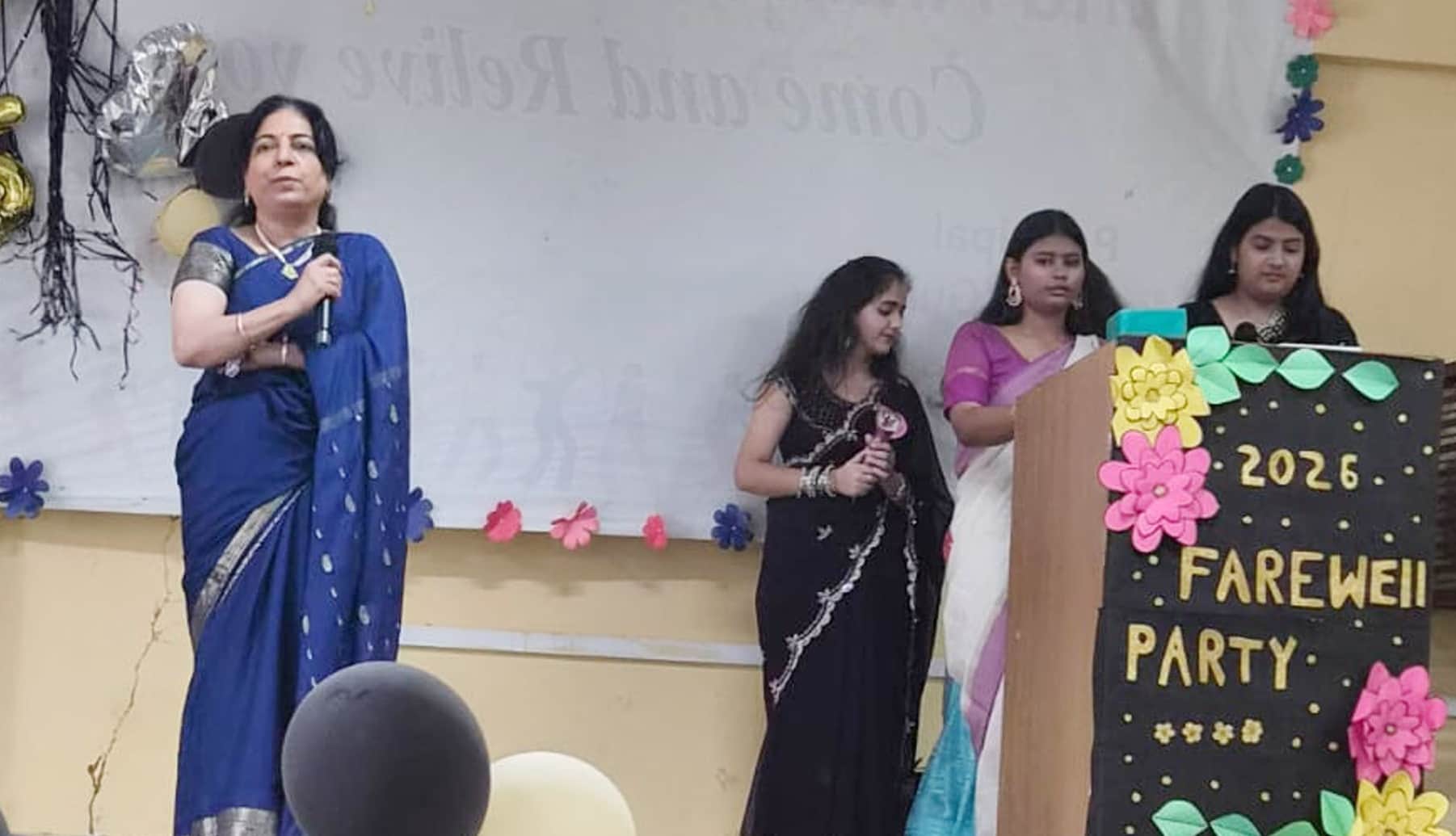 -फोटो 89 : फेयरवेल समारोह में छात्राओं को संबोधित करती प्राचार्य अलका गुलाटी। स्रोत कॉलेज