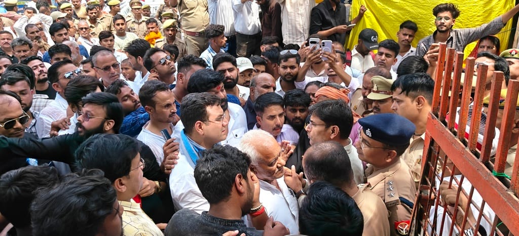 The former MLA, who arrived with his supporters to protest, was stopped at the tehsil gate, and an altercation ensued.