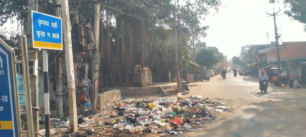 Sanitation Workers' Strike Mars City's Appearance; Piles of Garbage Accumulate