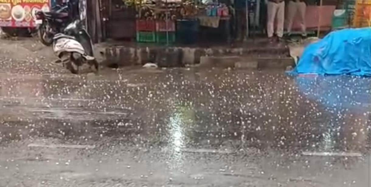 फोटो: सोनीपत के गन्नौर में जीटी रोड पर सड़क पर गिरे ओले। संवाद