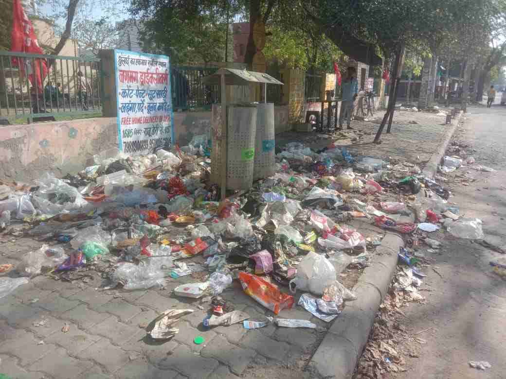 Sanitation workers begin strike; no cleaning carried out in five wards.