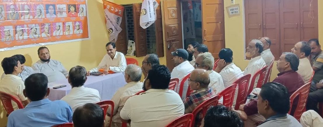 The executive committee of the All India Industry Trade Board submitted its resignation en masse.