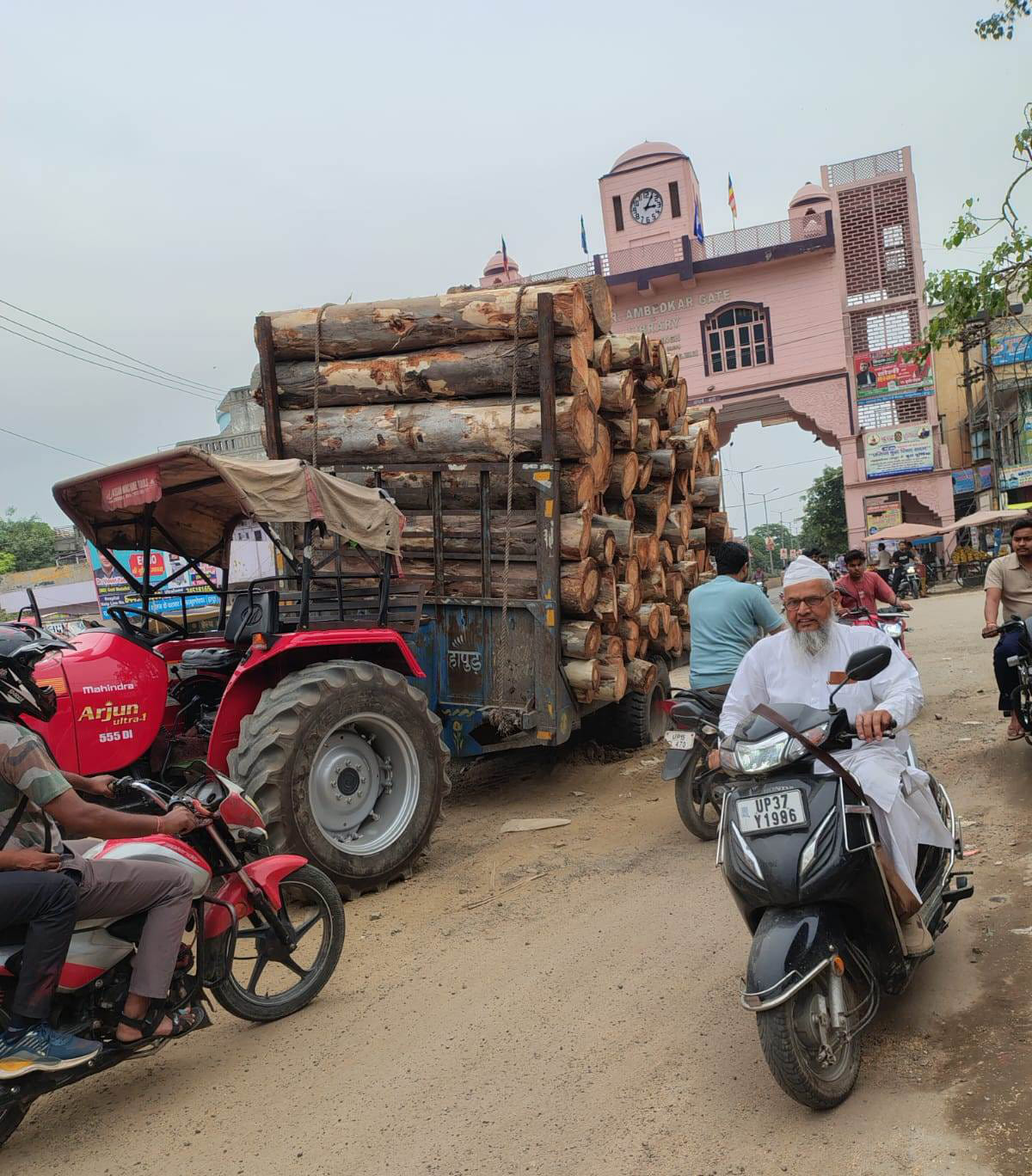 Tractor-trolley stuck in sunken road; traffic jam ensues.