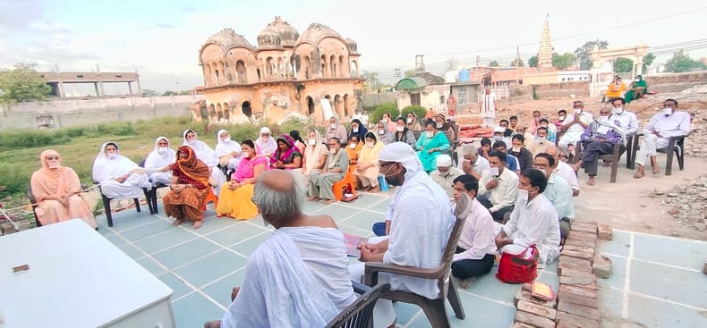 Jain monks, nuns and devotees present in the Maha Mantra chanting worship program at the Guru Samadhi site.