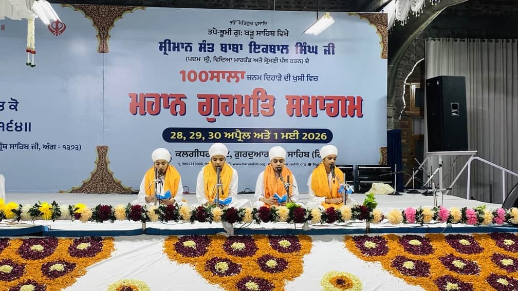 गुरुद्वारा बड़ू साहिब में गुरमत समागम में शब्द कीर्तन करता जत्था। स्रोत अकादमी