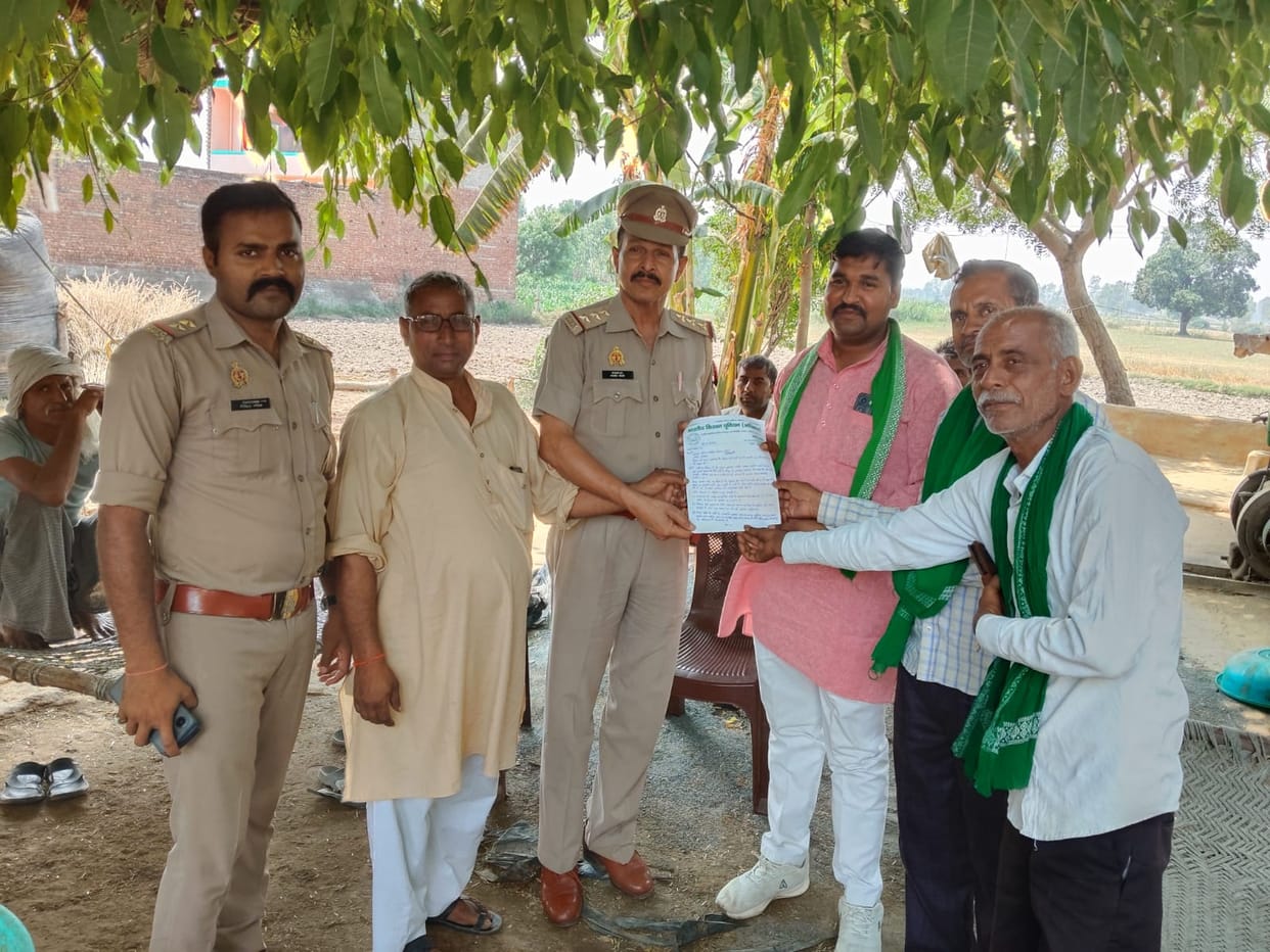 A Bhakiyu leader going to Hathras was stopped and a memorandum was handed over to the SP.
