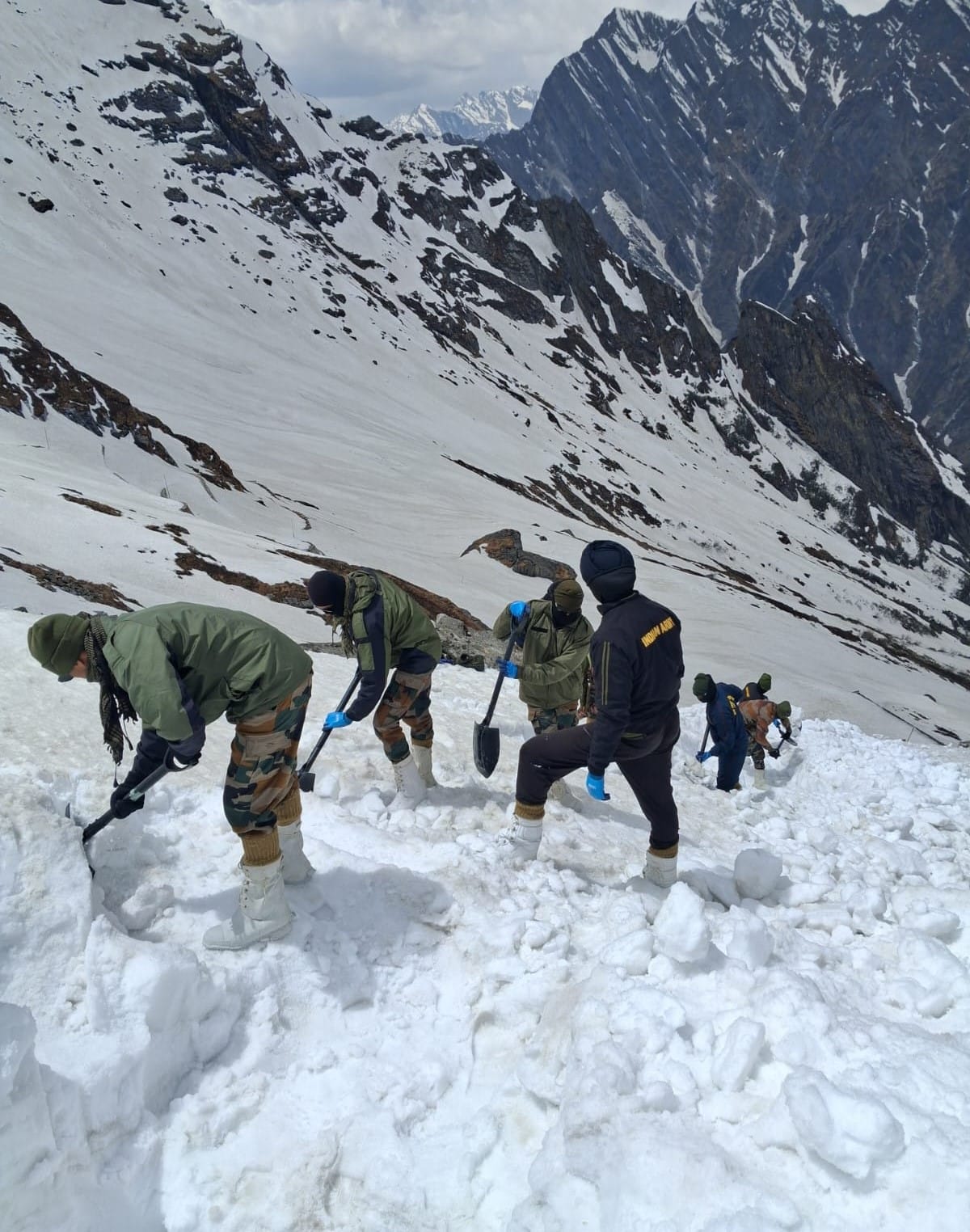 Soldiers move forward by cutting the Atlakoti iceberg on the Hemkund Sahib route