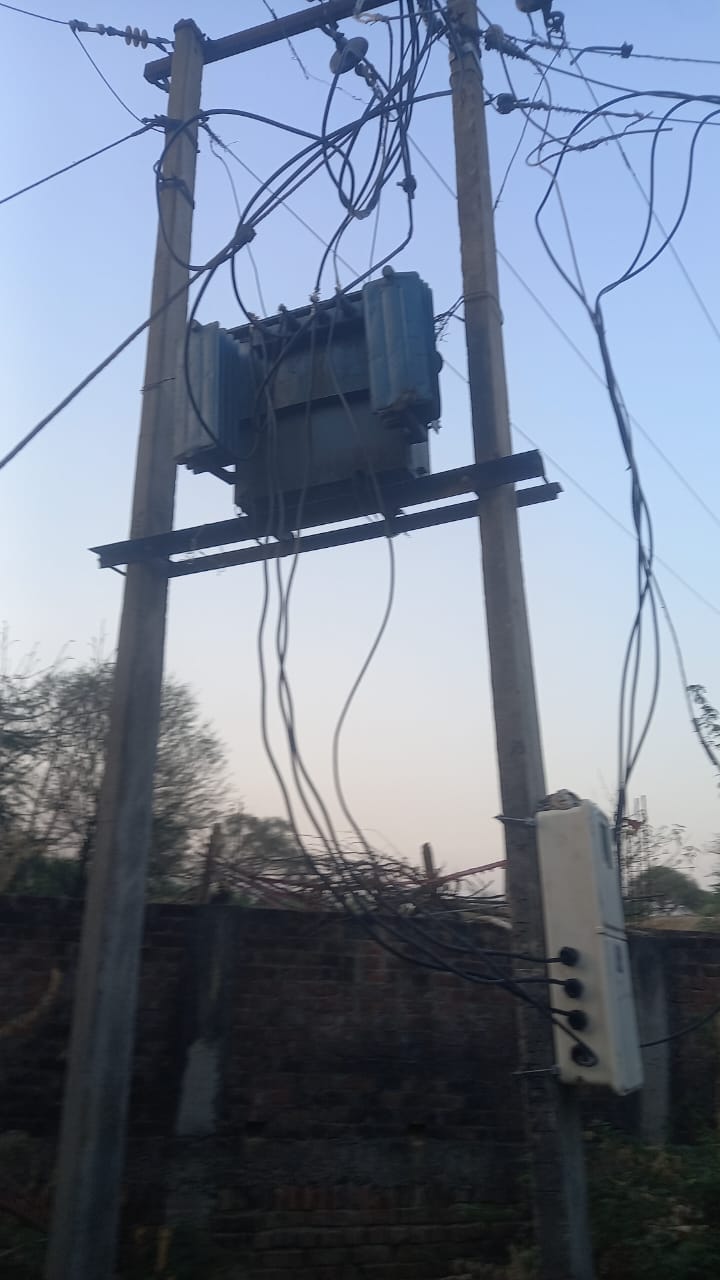 हिसामबाद गांव का फुंका ट्रांसफार्मर: फोटो स्रोत ग्रामीण