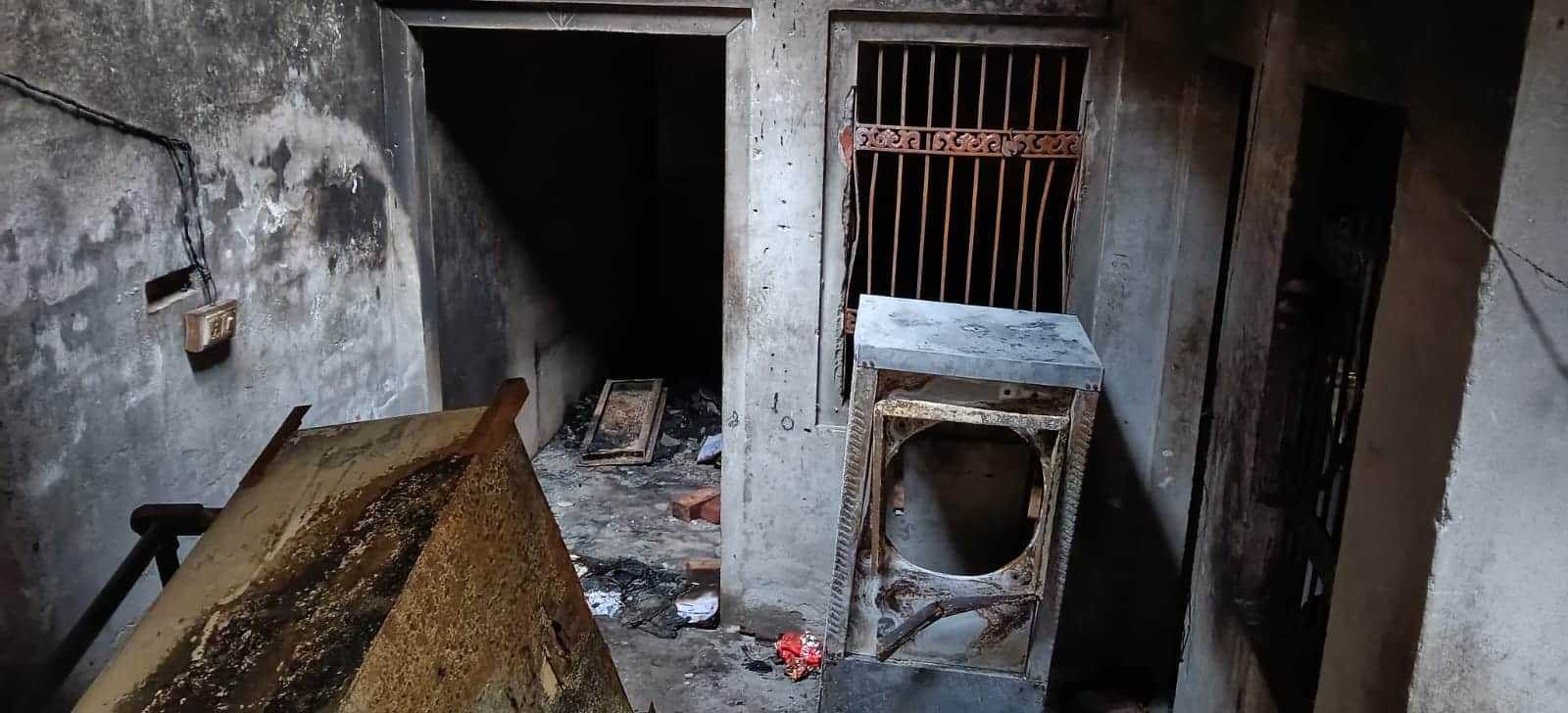 जाखल। घर में जला पड़ा सामान। स्त्रोत : संवाद