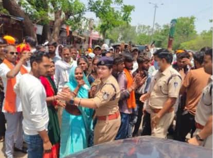 death of a female prisoner in Raisen jail, family members blocked the road and leveled serious allegations.