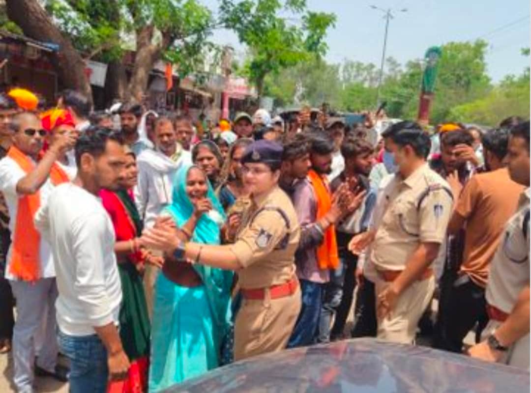 death of a female prisoner in Raisen jail, family members blocked the road and leveled serious allegations.
