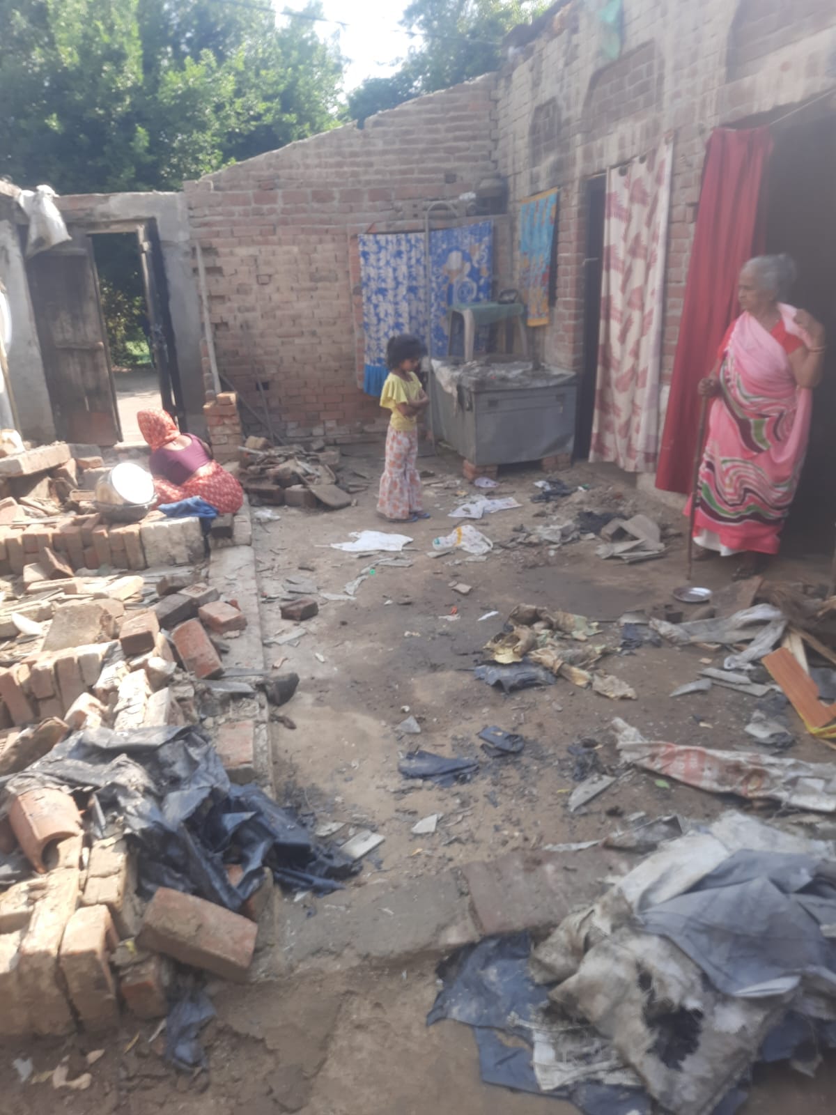 Lightning struck a tin shed, causing its walls to collapse; the family fled to save their lives.