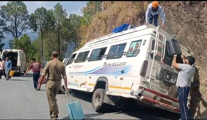 कंडीसौड़ नगुन-सुवाखोली मोटर मार्ग पर ब्रेक फेल होने से नाली में फंसा यात्री वाहन। स्रोत जागरूक 
