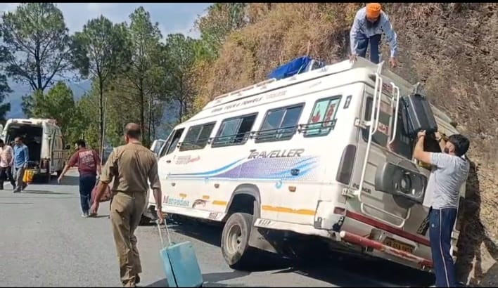 कंडीसौड़ नगुन-सुवाखोली मोटर मार्ग पर ब्रेक फेल होने से नाली में फंसा यात्री वाहन। स्रोत जागरूक 