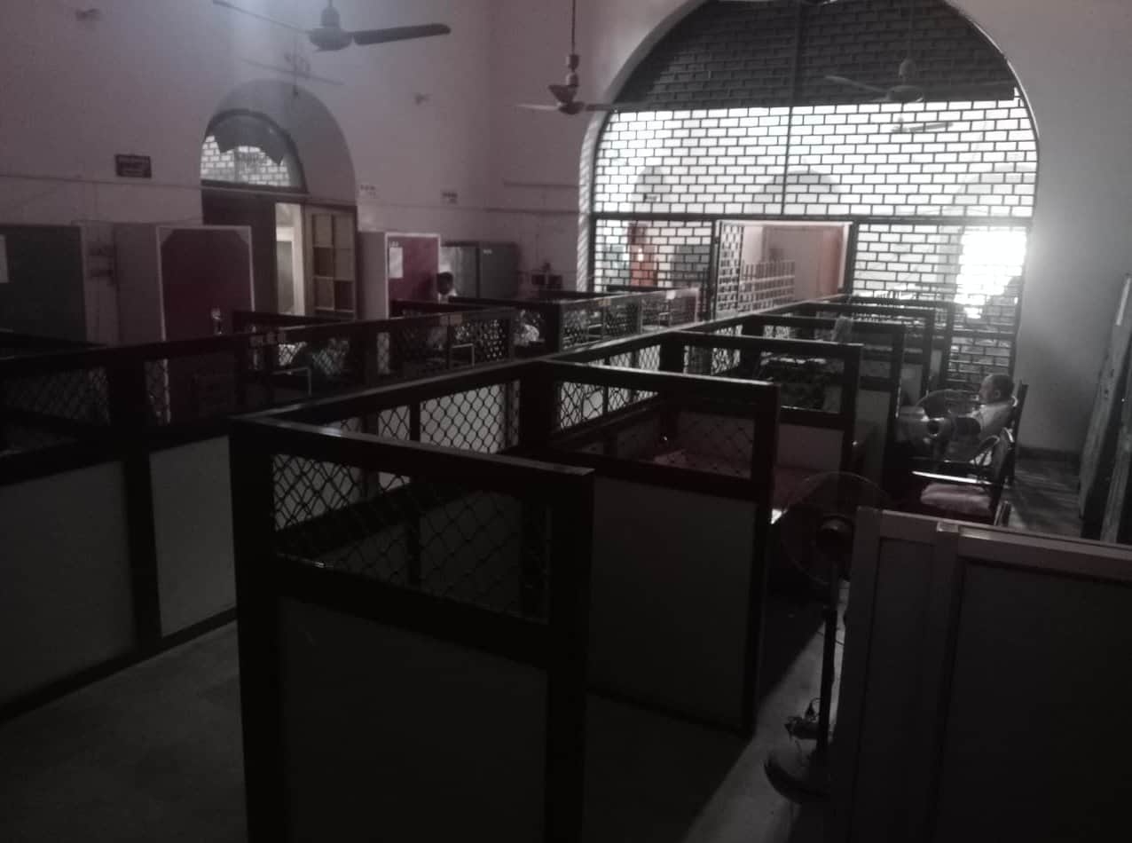 कलेक्ट्रेट प्रशासनिक कार्यालय में बिजली न होने से बृहस्पतिवार को रहा अंधेरा। संवाद