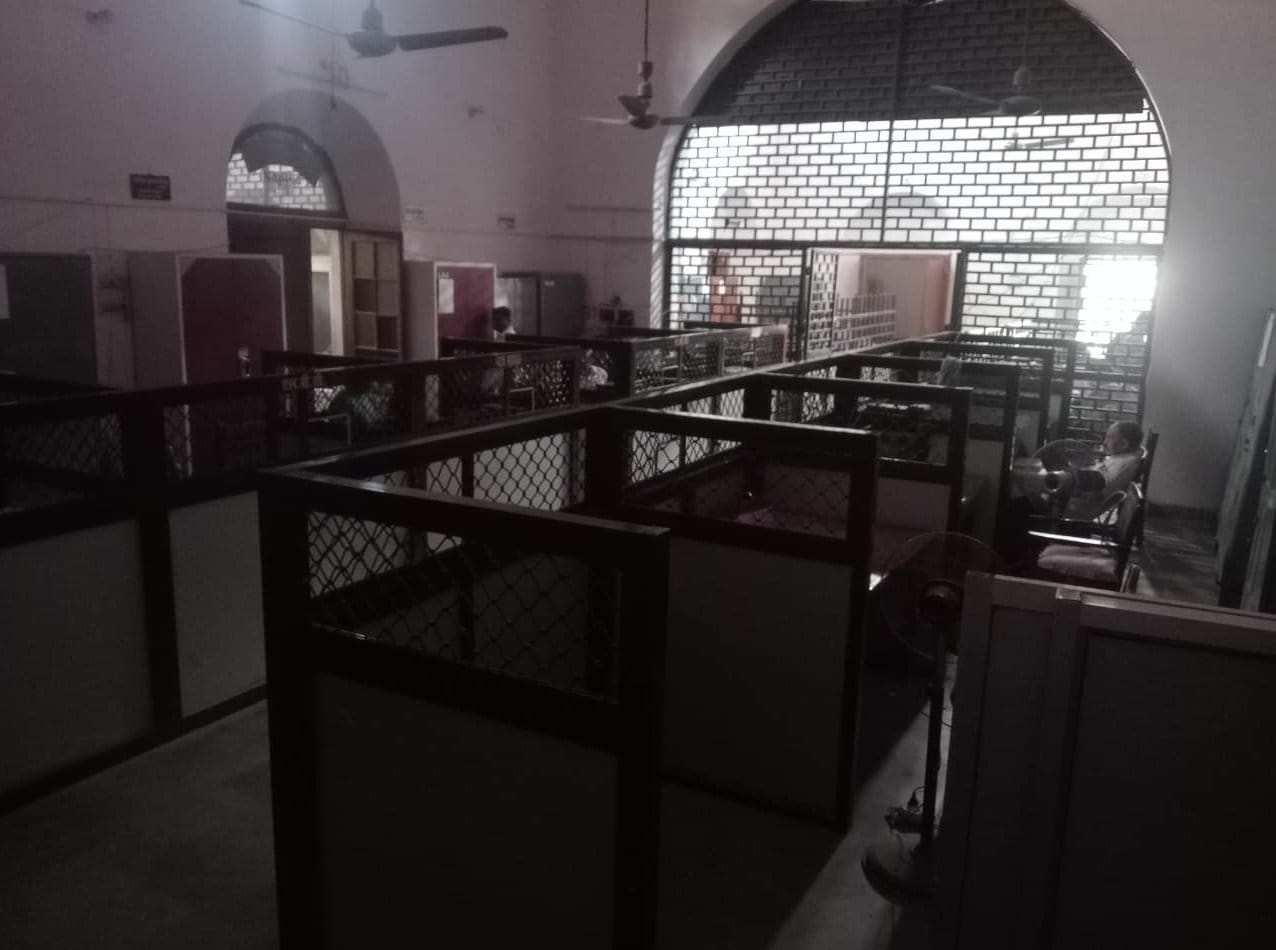कलेक्ट्रेट प्रशासनिक कार्यालय में बिजली न होने से बृहस्पतिवार को रहा अंधेरा। संवाद