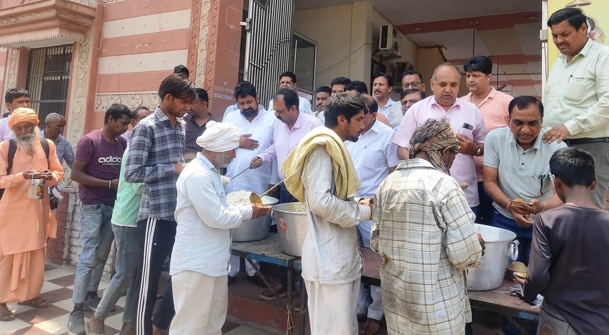 Shri Vaishya Agarwal Panchayat fed food to the needy people and travelers along with Saya.