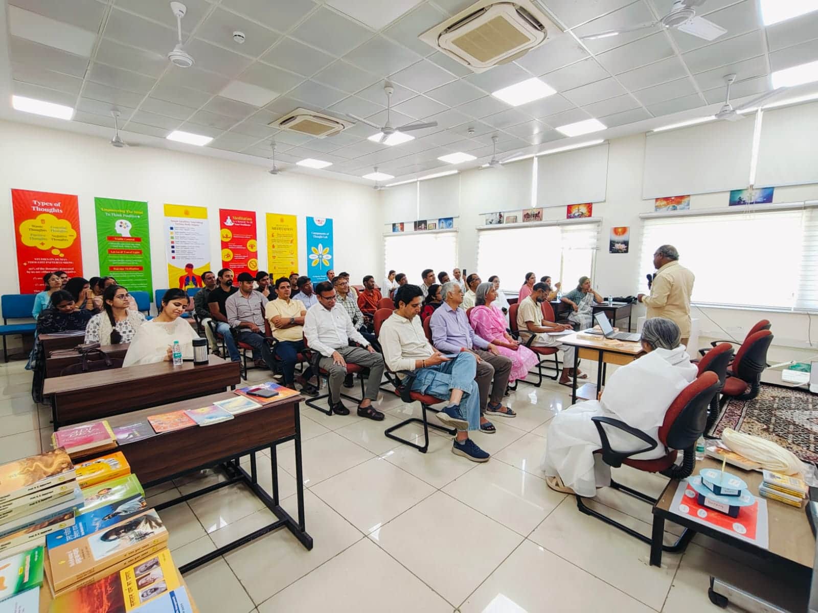 कुरुक्षेत्र। एनआईटी थॉट लैब में आयोजित लाइफ मैनेजमेंट कार्यक्रम में हिस्सा लेते शिक्षक व गैर 