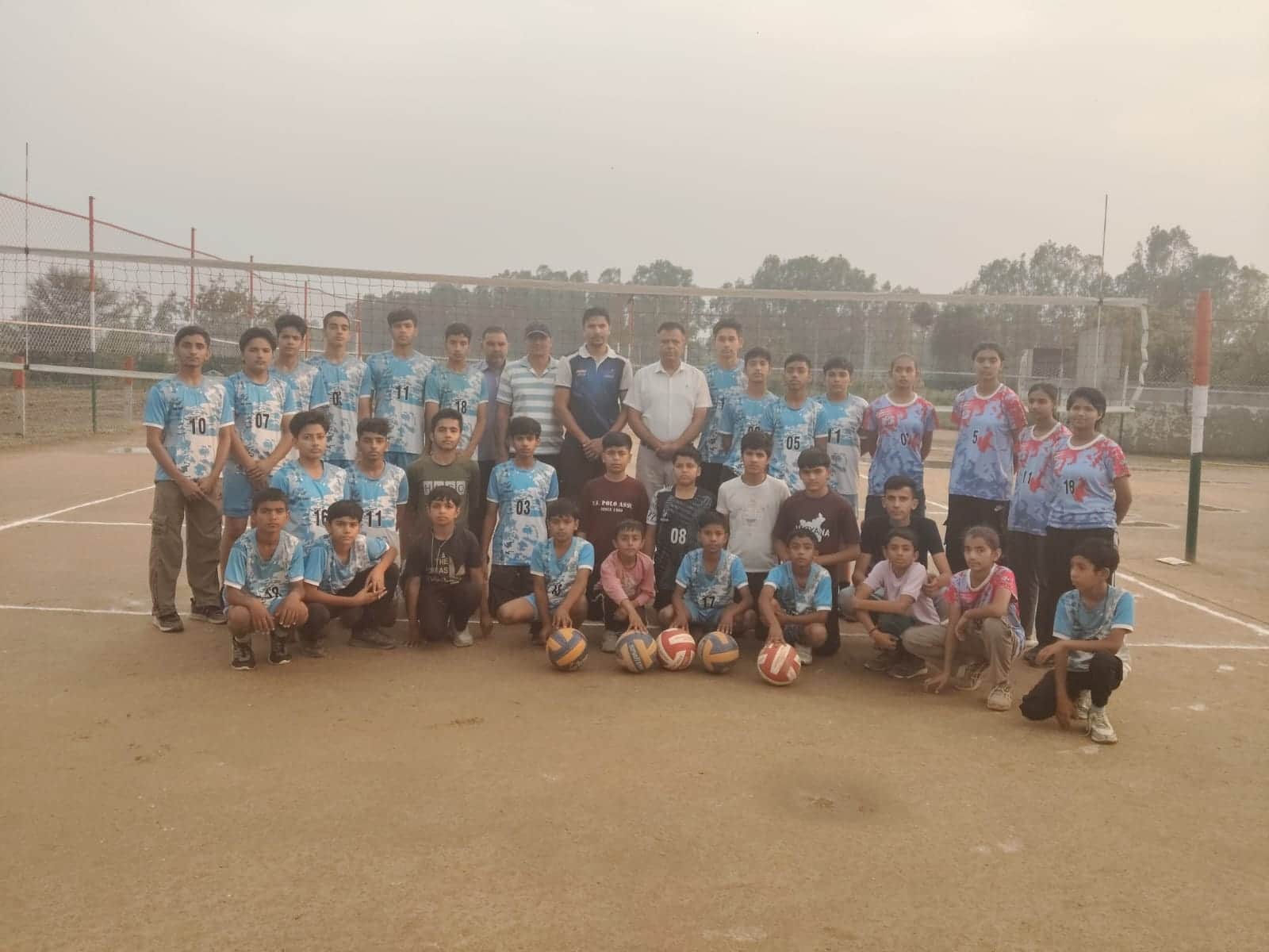 कुरुक्षेत्र। ट्रायल में चयनित खिलाड़ियों के साथ कोच व अंतरराष्ट्रीय वॉलीबॉल खिलाड़ी सतवीर सिंह।