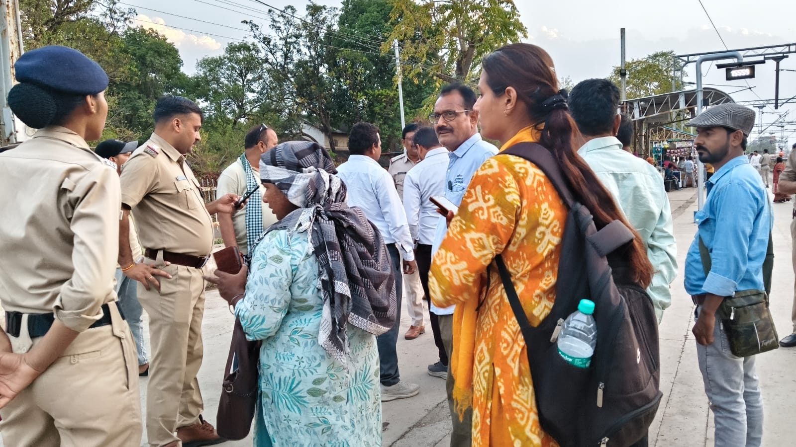 कार्यवाही करती टीम