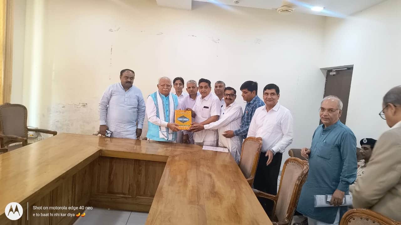 केंद्रीय मंत्री मनोहर लाल को सूर्य कवि दादा लख्मीचंद का साहित्य भेंट करते वीरेंद्र शर्मा। स्रोत