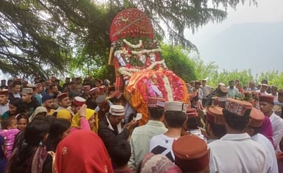 Dev traditions were followed in Bijli Mahadev, Halaini and Bandal on the Parikrama.