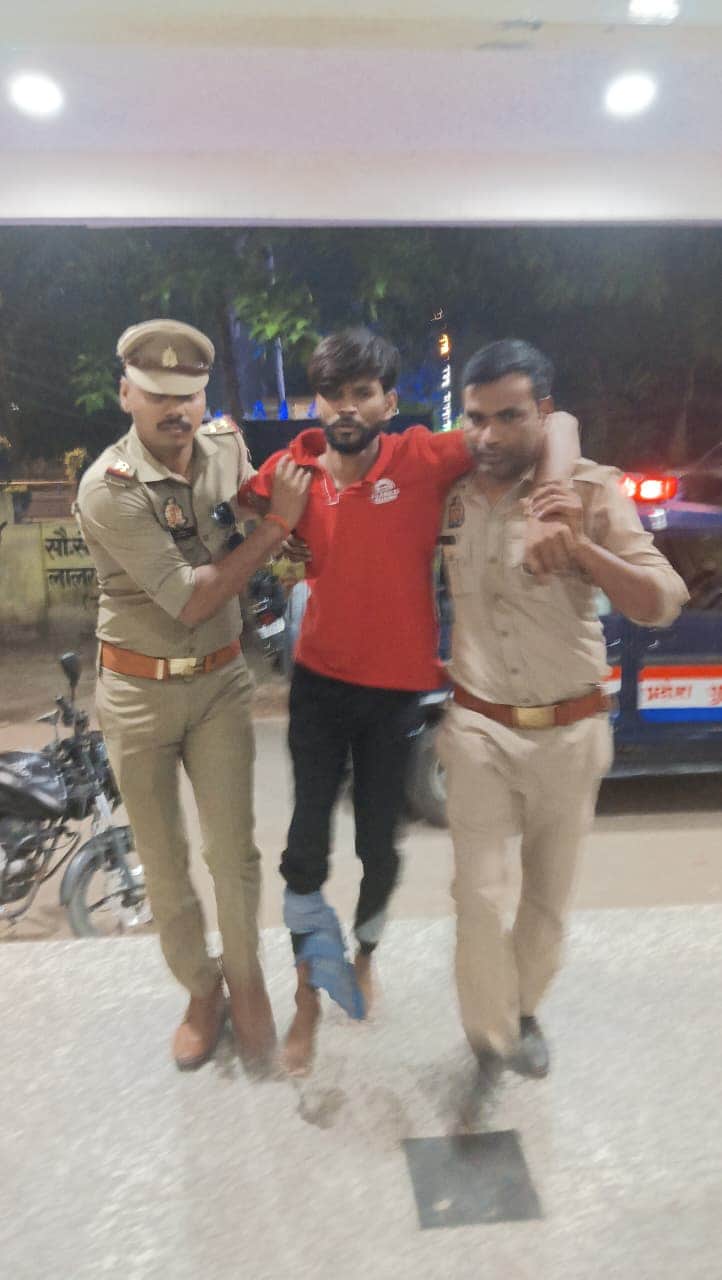 लीलापुर थाना क्षेत्र में पुलिस से मुठभेड़ में घायल बदमाश को सहारा देकर ले जाती पुलिस।