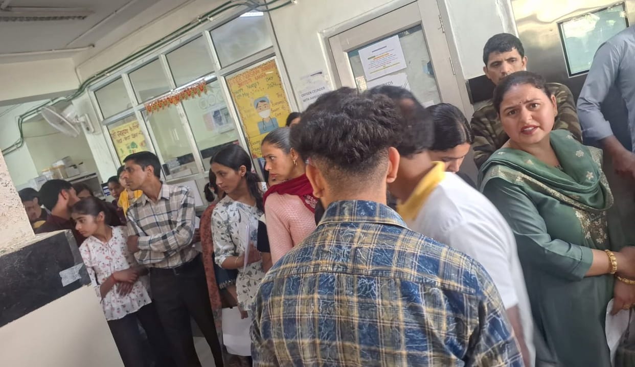 Crowd of patients at the Medical College emergency on a holiday.