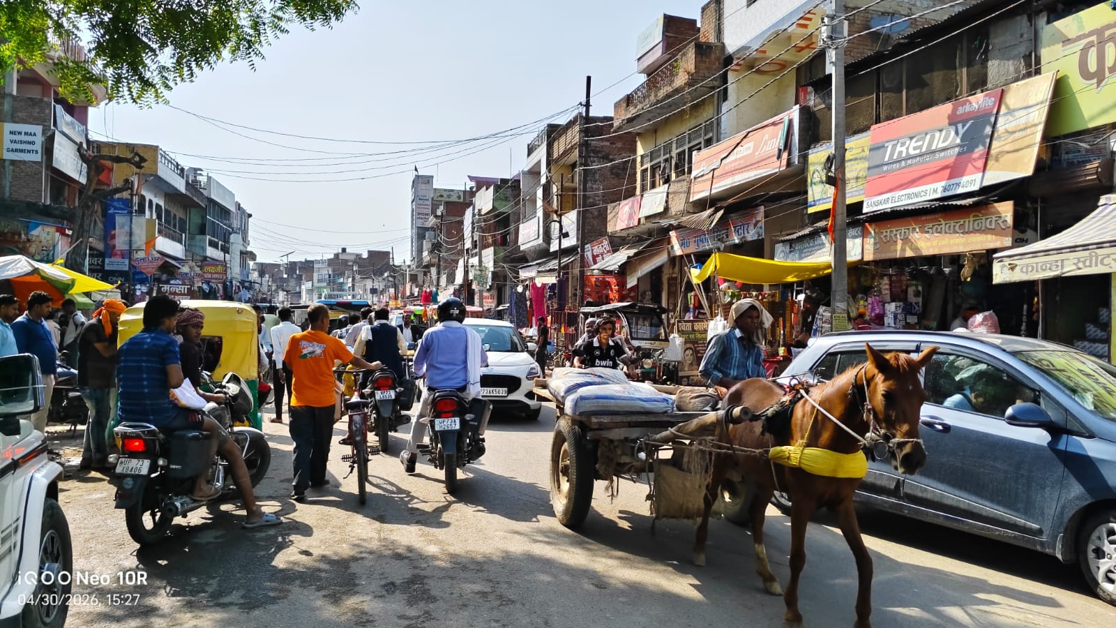मंझनपुर चौराहे से तहसील जाने वाली सड़क पर लगा जाम। संवाद