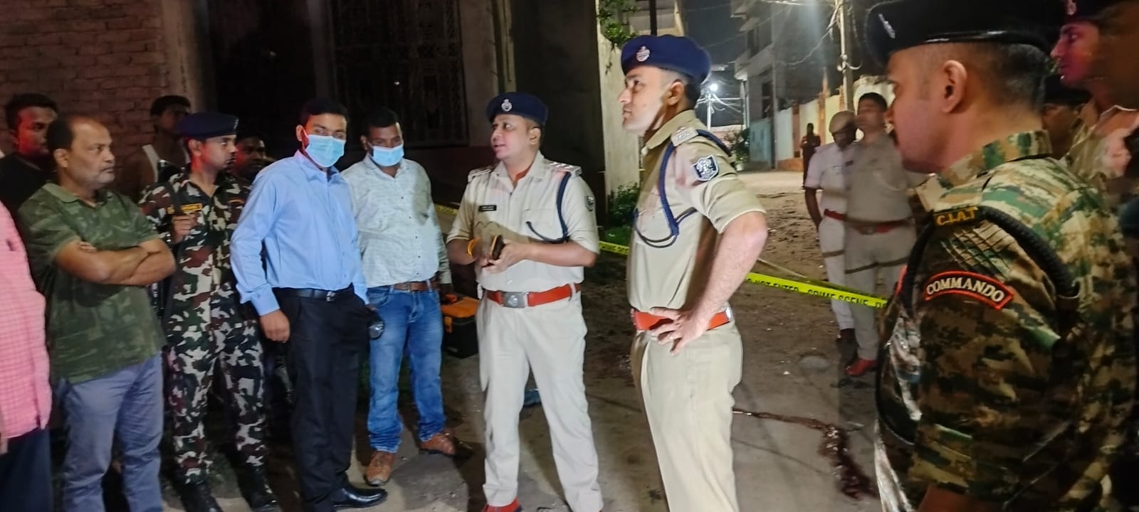 मौके पर जांच पड़ताल करती हुई पुलिस