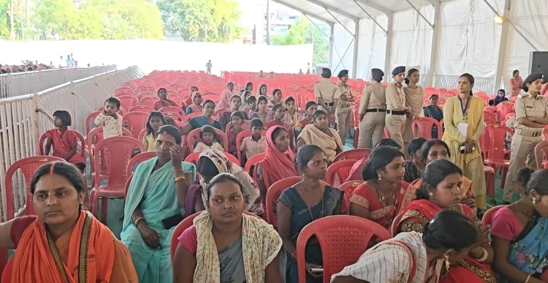 मुख्यमंत्री सम्राट चौधरी के कार्यक्रम के समय मौसम के कारण महिलाएं कम पहुंचीं।
