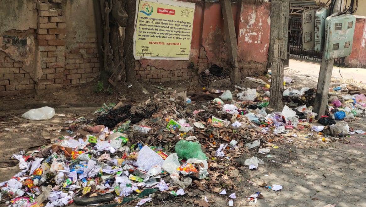 25,000 rupees are spent daily on cleaning, yet heaps of garbage remain.
