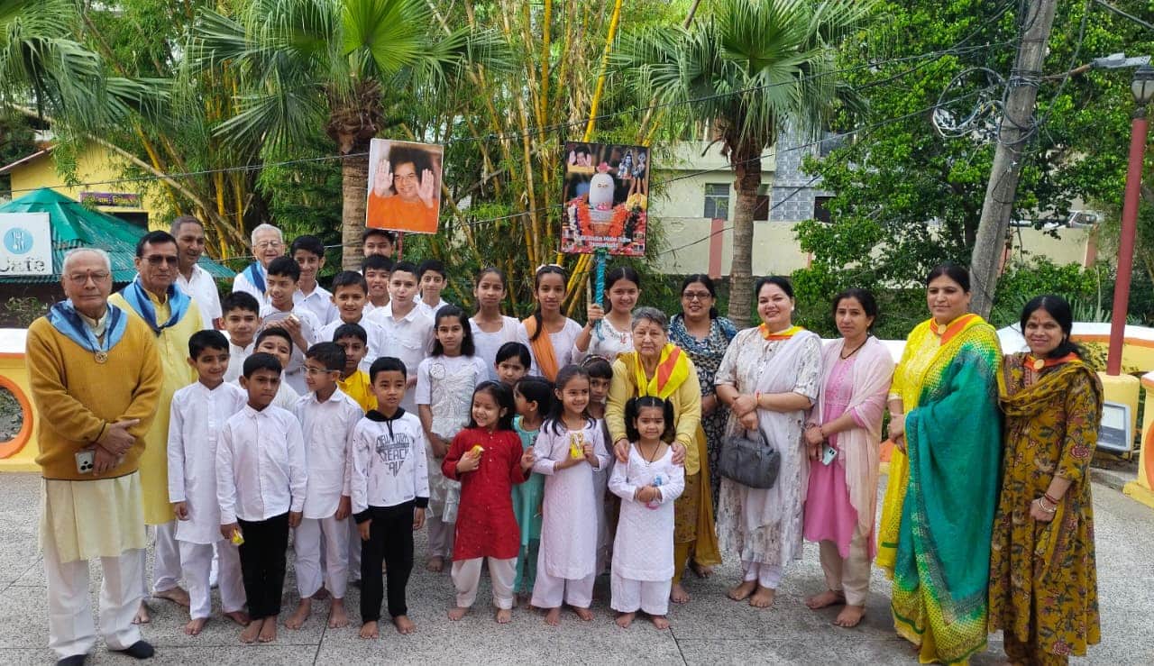 नाहन में बुद्ध पूर्णिमा पर प्रभात फेरी निकाल रानीताल पहुंचे आनंद निलयम बाल विकास के बच्चे। संवा