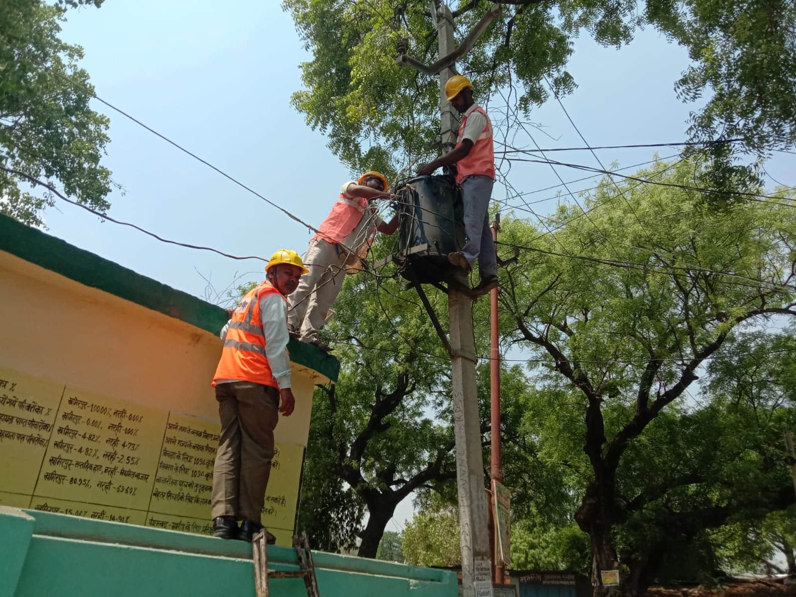 नरही क्षेत्र में टूटे विद्युत तार को जोड़ते विद्युत निगम कर्मी। संवाद